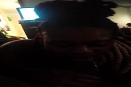 يلتهم الديك بسرور