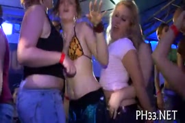 كان اكتشاف doxie للقضيب الصغير في ملهى ليلي مهلهل، حيث كان كلاهما في حالة من الغضب مع بعضهما البعض.