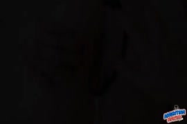 شقراء مثير مع الحمار الكمال في فستان ضيق.