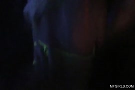 حفلة ليلة الهالوين مع فتيات مراهقات ساخنة ، كانت قرنية للغاية.