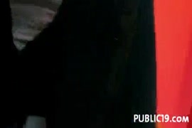 يحصل خبطت الشباب القذرة، وتفوح منه رائحة العرق باك الخام في الهواء الطلق