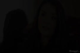 صور بنت بتدخل موز في كسها