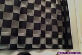 صبي منفرد مع ديك صغير يستمني إلى شاعر المليون.