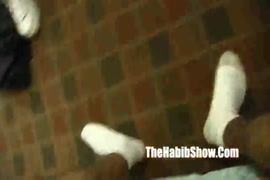 يصطدم قضيب hairy paki عميقًا داخل مؤخرة لاتينا الضيقة المثيرة بينما يقوم بضربها بقوة وسرعة، مما يجعلها تصرخ بسرور من دفعه الخشن. إنها تتأوه وتتوسل للمزيد بينما تركبه مثل حيوان بري، وتطحنه حتى ينفجر كلاهما في إطلاق لذة الجماع المكثفة.