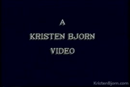 فاتح كسها بيده وينزل جواتو xnxx