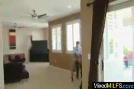 نيك اطياز على طاولة البلياردو