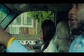 الشباب فتاة المدرسة اللسان ونائب الرئيس اللسان في الفم.