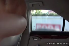 صديقة في سن المراهقة creampied في المقعد الخلفي.