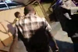 يدور هذا الفيديو حول رجل يريد أن يمارس الجنس مع زوجته المثيرة بموافقتها بينما ترتدي ملابس داخلية مثيرة، لكنه سجل ذلك عن طريق الخطأ على كاميرا الويب الخاصة به بدلاً من هاتفه. يدور هذا الفيديو حول رجل يريد أن يعض جسده المثير أثناء التدخين زوجته بينما كانت ت