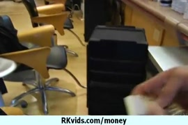 احصل على بعض النقود لتستلقي في الهواء الطلق بجسم ناعم.