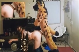 فتاة بيضاء تحصل مارس الجنس من قبل الأصدقاء في بدلة سهرة.