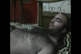 ينيك امه ويقذف بكسها