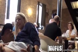 الزوجان الشابان يصنعان الفيديو معًا. انها ساخنة جدا