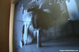 فاتنة مفلس مارس الجنس في الحمام العام.