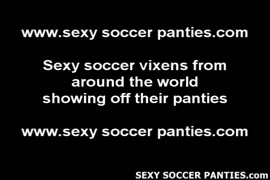 لاعبة كرة قدم لاتينية ساخنة تتعرى وتمارس الجنس في الملعب، مع بعض الأعمال الخطيرة