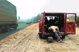 ممارسة العادة السرية علنًا على طريق مزدحم أثناء الصراخ بألفاظ بذيئة على المارة