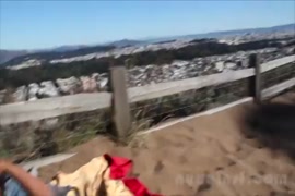 فتاة سوداء يستمني مع هزاز إلى النشوة الجنسية لها