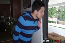 اخ يتجسس علي اخته وهي ناىمة من توبيدي