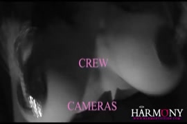 Dirty slutty milf تحب فتح بوسها بزجاجة شمبانيا أمام الكاميرات.