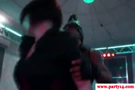 يتم تحطيم فاتنة اليورو الساخنة بواسطة ديك كبيرة من الخلف بينما يكون مؤخرتها مفتوحًا على مصراعيه